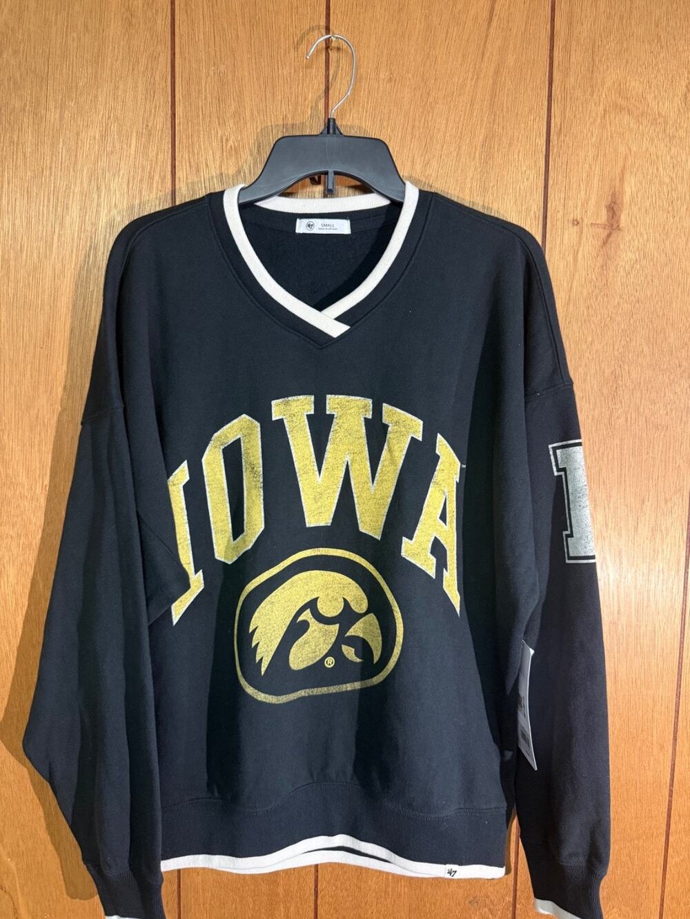 '47 Women's Iowa Hawkeyes Sweatshirt Small Black V-Neck NWT